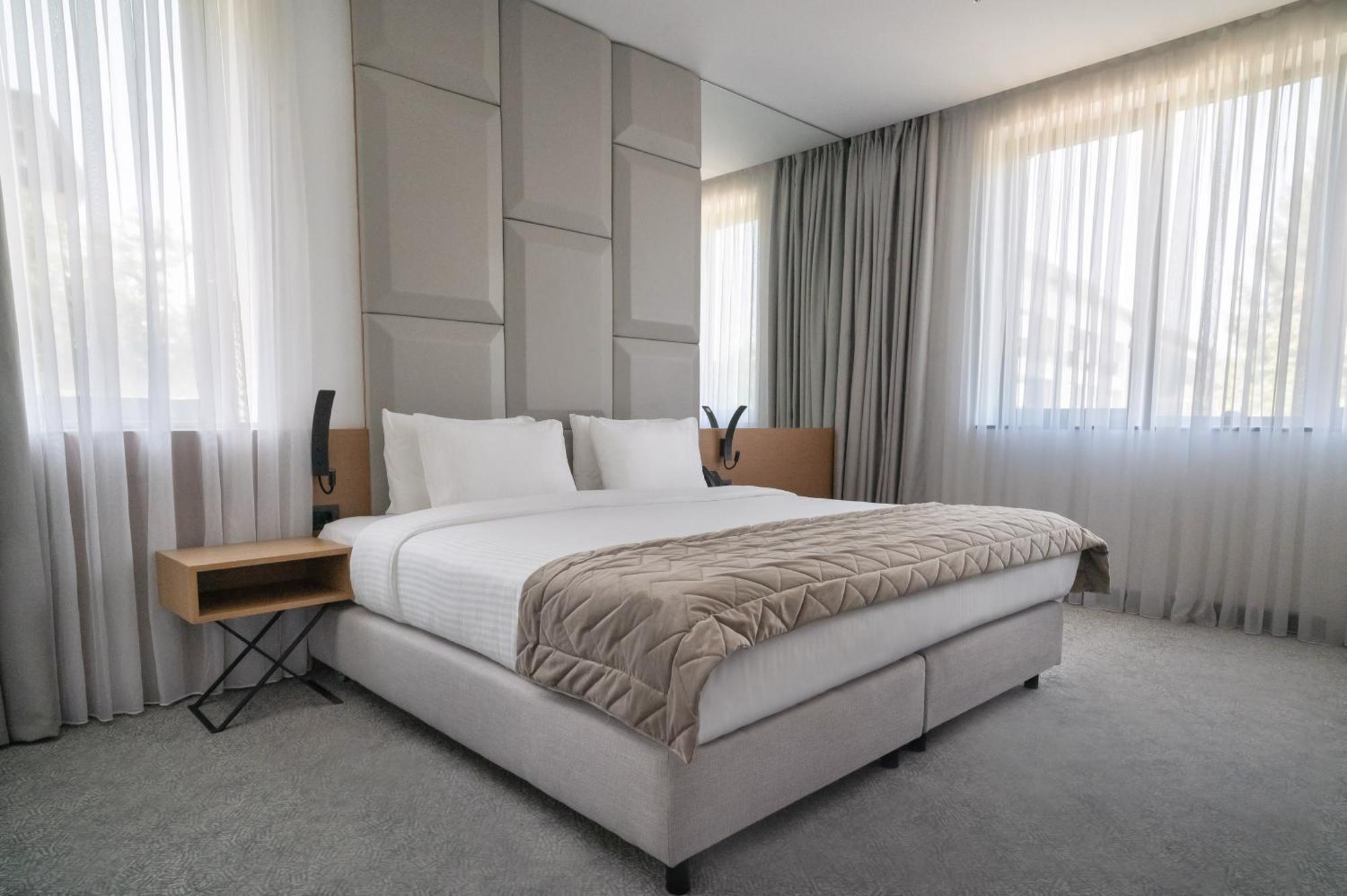 Hotel Mona Plaza Belgrado Esterno foto